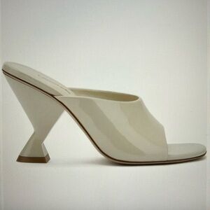 Larroude Madonna Mule Sandals in Ivory
Patent Leather size 7 women $330